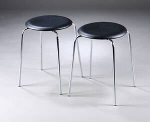 Arne Jacobsen. Et par taburetter, DOT model 3170, sort læder. 2