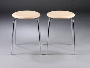 Arne Jacobsen. Et par taburetter, DOT model 3170, vegatabilsk læder. 2