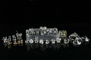 PARTI med figuriner, brevpressar och bläckhorn, bl.a. Swarovski