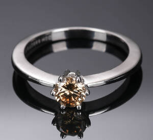 Solitaire ring af 14 kt hvidguld prydet med cognac farvet brillant på ca. 0.51 ct