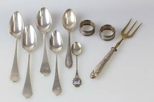 PARTI med skedar, 6 st, plockgaffel samt servettringar, 2 st, underhaltigt silver 8001000
