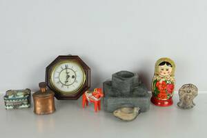 PARTI med bl.a. dalahäst, väggur, Junghans, Babushkadocka, USSR, skrin, Kina
