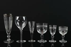 PARTI med champagneglas, vinglas, snapsglas, samt del av glasservis