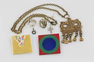 PARTI med bl.a. Karl Laine, hänge, bl.a. silver, brons