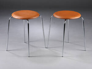 Arne Jacobsen. Et par taburetter, DOT model 3170, cognacfarvet læder 2