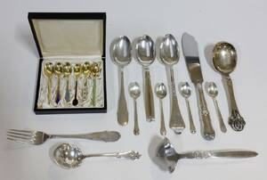 En samling bestik af sølv og sterlingsølv og pletsølv, bl.a. Georg Jensen Kaktus sauceske. 18