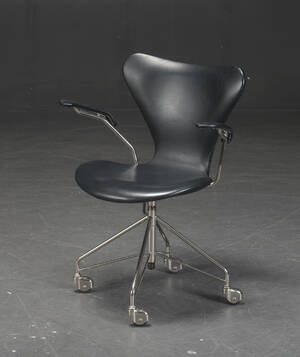 Arne Jacobsen. Kontorstol med armlæn, model 3217