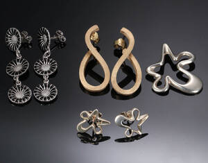 Georg Jensen og Dirks. Samling smykker af sterlingsølv bl. a. et par margueritørestikker. 7