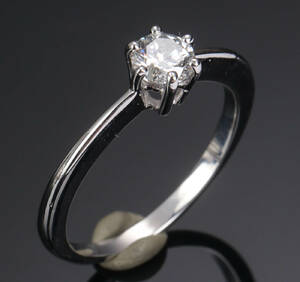 Klassisk solitairering, udført i 14 kt. hvidguld prydet med brillant på ca. 0.49 ct