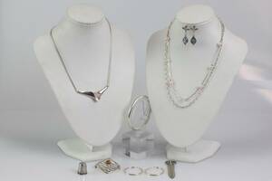 COLLIÉR, 2 st, halskedja, armring, örhängen två par, brosch, fingerborg samt bokmärke, silver