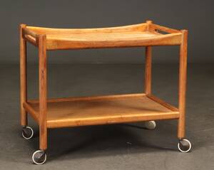 Hans J. Wegner. Rullebord bakkebord, egetræ
