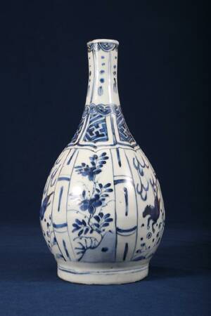 VAS, KINA, MING DYNASTIN, 151600-TAL, PORSLIN, DEKOR I UNDERGLASYRBLÅTT, HÖJD 28 CM
