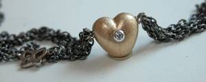 Ole Lynggaard, hjertelås med brillant samt 5-radet collier af oxyderet sterling sølv