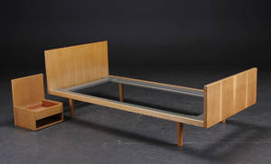 Hans J. Wegner. Seng med tilhørende sengebord, eg
