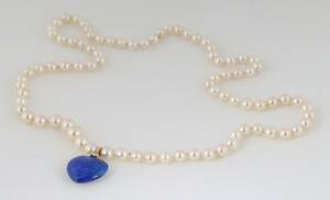 Ole Lynggaard Perlekæde med vedhæng af guld og diamant med hjerte af lapis lazuli