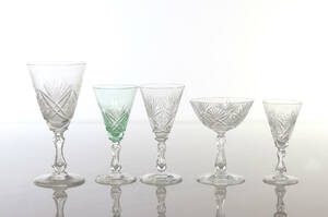 GLASSERVIS, 58 DELAR