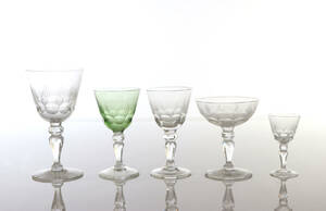 GLASSERVIS, 47 DELAR