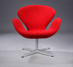 Arne Jacobsen. Svanen. Lounge stol, model 3320, Brown Label 2015, rød Hallingdahl uld