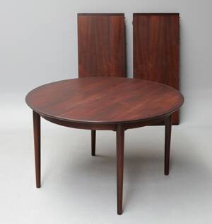 Arne Vodder. Spisebord i palisander og tilhørende tillægsplader med sarg. Model 227. L. 120218 cm. 3