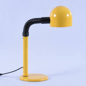 BORDSLAMPA, gullackerad plåt, 1970-tal.