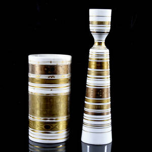 BJÖRN WIINBLAD. Vaser, 2-stycken, porslin, Quatre Couleurs, Studio Line, vit med gulddekor, Rosenthal, 1960-tal.