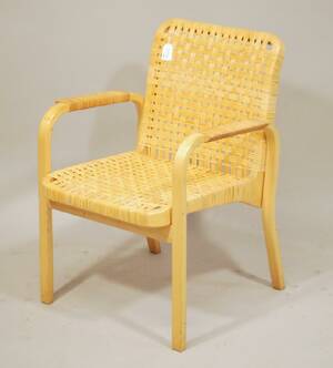 ALVAR AALTO, ARTEK, KARMSTOL I BÖJTRÄ MED FLÄTAD KLÄDSEL