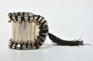 A. Michelsen. Unika armbånd af sterlingsølv med snore, til vurdering