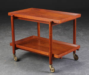 Poul Hundevad. Bakkebord af teak, 1960erne