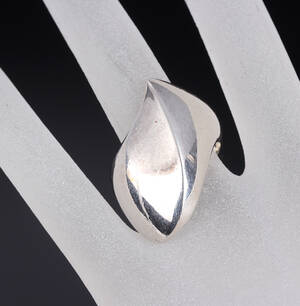 Nanna Ditzel for Georg Jensen. Moderne ring i sterlingsølv, dess.nr. 91