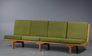 Dansk snedkermester, 19501960. Tre pers.sofa af eg, hynder med uld