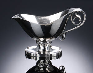 Georg Jensen. Dessin nr. 71 flødekande af hammerslået sterlingsølv, 1933-45