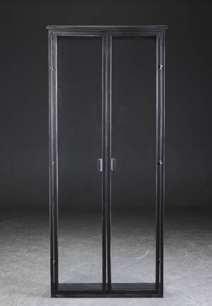 Væg glasvitrine i industrielt design