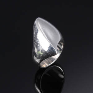 Nanna Ditzel for Georg Jensen. Moderne ring i sterlingsølv, dess.nr. 91