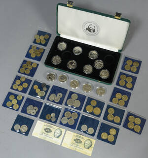 World Wildlife Fund Coin Collection. Samling medaljer i æske samt diverse mønter
