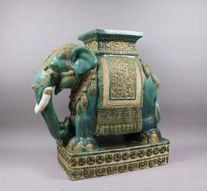 Elefant trädgårdspallpiedestal i keramik, 1900-talets första hälft