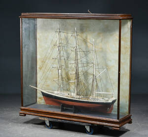 Stor skibsmodel i glasmontre, 1900-tallet