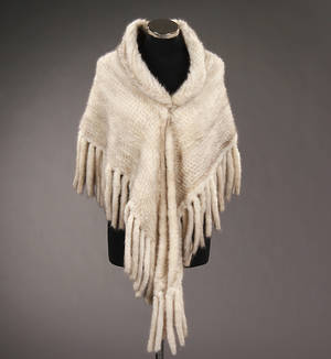 Poncho-sjal af strikket mink. Black cross