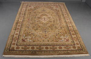 Persisk Kirman. 365x270 cm.