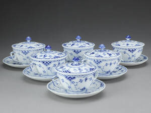 Royal Copenhagen. Musselmalet, halvblonde boullionkopper 18