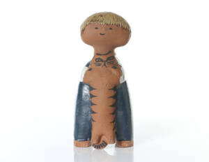 LISA LARSON, FIGURIN
