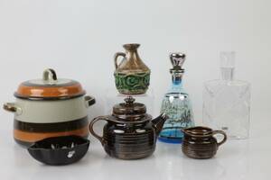 PARTI med karaffer, 2 st, karott med lock, hänkelvas, skål, servisdelar, bl.a. Boda, Reijmyre, Rörstrand