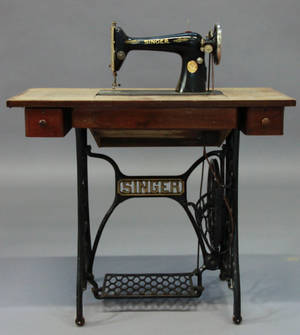 Singer, symaskin samt symaskinsbord. 1900-tal