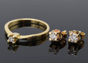 Solitairering med briillant på ca. 0.03 ct, et par ørestikker med brillanter på tilsammen ca. 0.50 ct