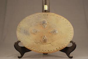 BERTIL VALLIEN F 1938 OVAL SKULPTUR I SANDGJUTEN GLASMASSA, MÄRKT OCH SIGNERAD KOSTA S7 B.W, 30X22 CM