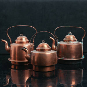 KAFFEKANNOR, 3 st, koppar, bl.a. Skultuna, 1900-talets första hälft