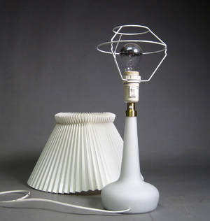 Le Klint. Bordlampe af opalglas, model 311