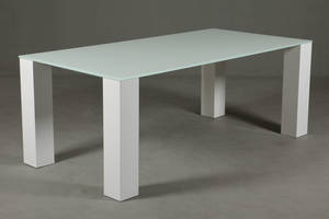 Østergaard Design.Ower Spisebord i hvid højglans MDF med glasplade