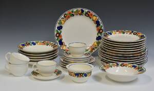 Royal Copenhagen. Golden Summer servicedele af porcelæn. 32