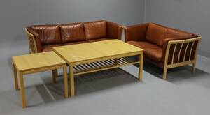 To- og tre pers. sofa med patineret brunt læder samt Haslev sofabord og lille sofabord. 4