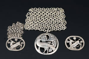 Arno Malinovski for Georg Jensen. Broche samt vedhæng med knælende hjort, før og efter 1945 samt vedhæng af sterlingsølv 3